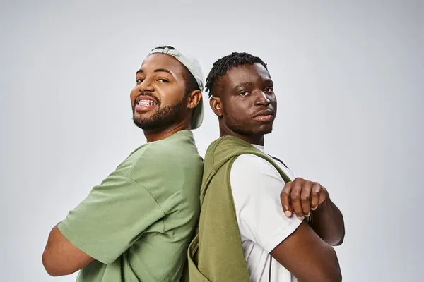 Le 10 juin, portrait d'amis afro-américains debout les bras croisés sur fond gris — Photo de stock