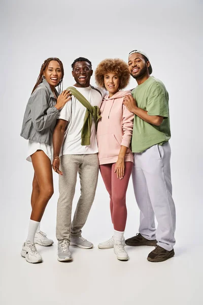 Positif hommes et femmes afro-américains souriant ensemble sur fond gris, concept Juneteenth — Photo de stock