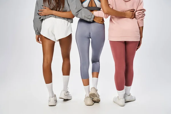 Amigos afroamericanos recortados en ropa deportiva posando sobre fondo gris, celebración Juneteenth — Stock Photo