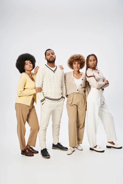 Gruppe eleganter afrikanisch-amerikanischer Menschen, die zusammen auf grauem Hintergrund stehen, Konzept vom Juni — Stockfoto