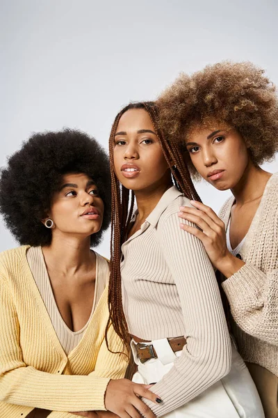 Graziosi giovani amici afro-americani in piedi in elegante abbigliamento su sfondo grigio, Juneteenth — Foto stock