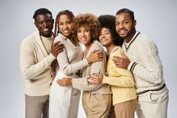 Gruppe fröhlicher afrikanisch-amerikanischer Menschen in eleganter Kleidung auf grauem Hintergrund, Juni — Stockfoto