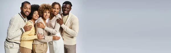 Banner fröhlicher afrikanisch-amerikanischer Menschen in eleganter Kleidung auf grauem Hintergrund, Juni — Stockfoto