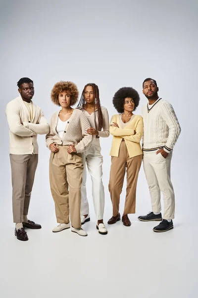 Grupo de povos americanos africanos elegantes posando juntos em fundo cinza, conceito Juneteenth — Fotografia de Stock