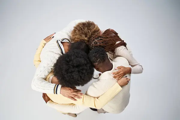 Vista dall'alto di persone afro-americane che legano e abbracciano su sfondo grigio, concetto di Juneteenth — Foto stock