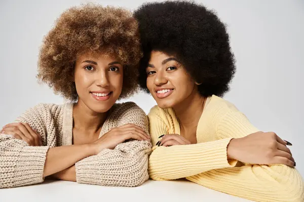 Кудрявые и молодые африканские американские друзья, стоящие в элегантной одежде на сером фоне, 19 июня — стоковое фото