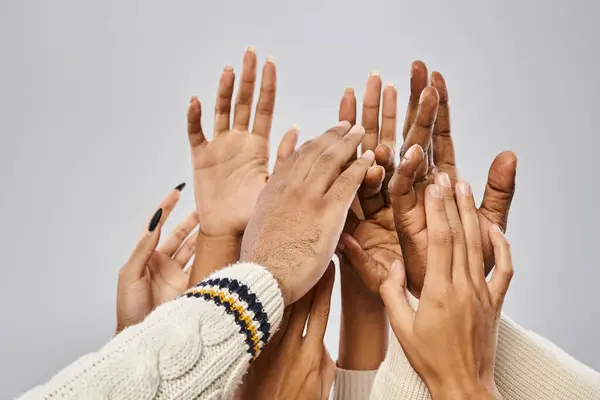 Plan recadré de personnes afro-américaines étendant les mains sur fond gris, concept Juneteenth — Photo de stock