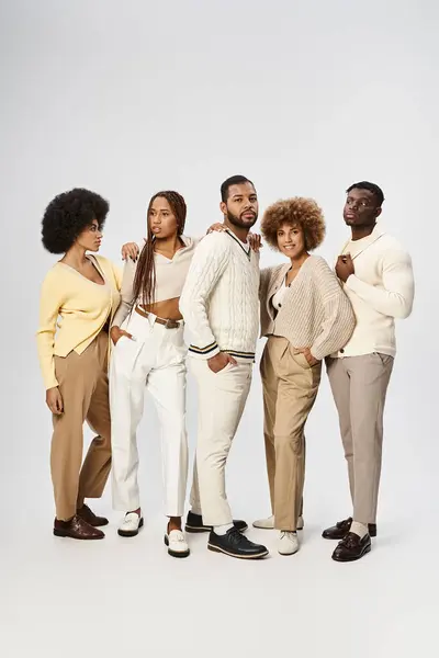 Cinco afroamericanos en trajes casuales de pie sobre fondo gris, concepto Juneteenth - foto de stock