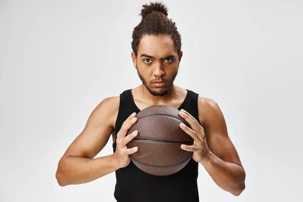 Attraente atletico uomo africano americano in sportwear in possesso di basket e guardando la fotocamera — Foto stock