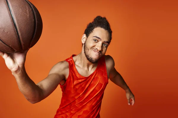Jolly atletico uomo africano americano in abbigliamento sportivo con le braccia akimbo sorridente gioiosamente alla macchina fotografica, banner — Foto stock