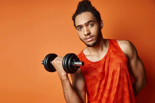 Joyeux athlète afro-américain en vêtements de sport avec les bras akimbo souriant joyeusement à la caméra, bannière — Photo de stock