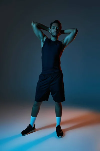 Joyeux athlète afro-américain en vêtements de sport avec les bras akimbo souriant joyeusement à la caméra, bannière — Photo de stock