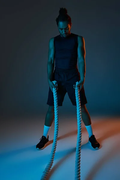 Joyeux athlète afro-américain en vêtements de sport avec les bras akimbo souriant joyeusement à la caméra, bannière — Photo de stock
