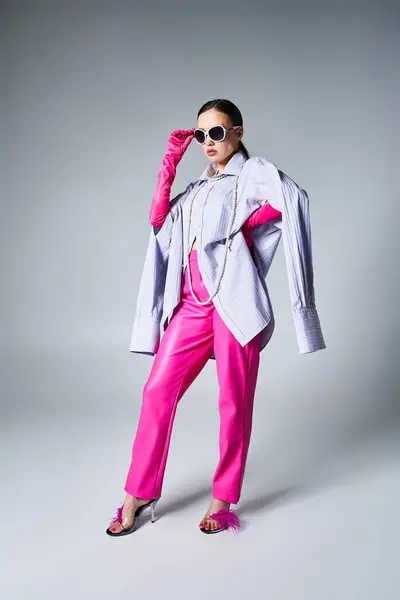 Pretty woman in stylish outfit and chic sunglasses touches her face, full length portrait — Stock Photo