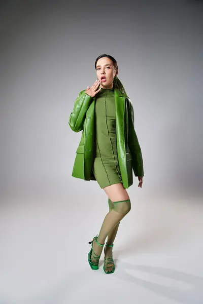 Foto de comprimento total de mulher morena fantasia em mini vestido verde, jaqueta de couro, meias de joelho e sapatos — Stock Photo
