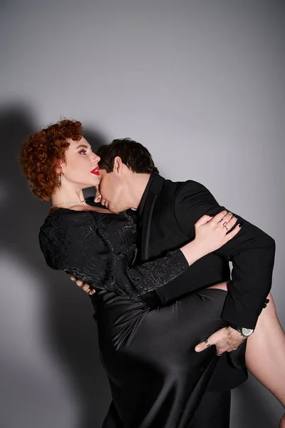 Hombre guapo sosteniendo su hermosa novia apretado y listo para besar apasionadamente, sexy pareja - foto de stock
