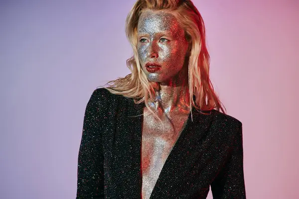 Retrato de mujer elegante con maquillaje brillante y vestido negro brillante posando en gradiente rosa — Stock Photo