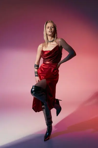 Jovem atraente modelo feminino com acessórios em vestido elegante vermelho posando no fundo rosa — Fotografia de Stock