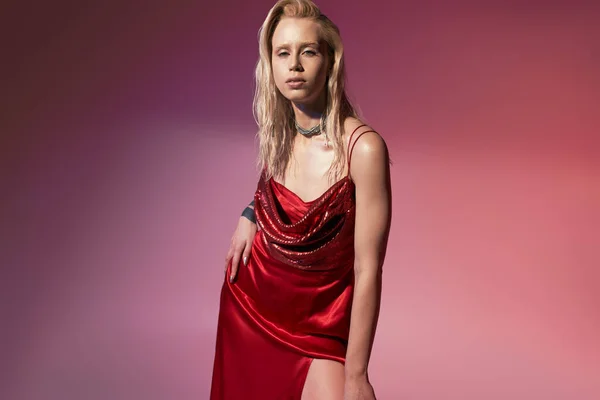 Buen aspecto sexy modelo femenino en rojo elegante vestido posando atractivo y mirando a la cámara — Stock Photo