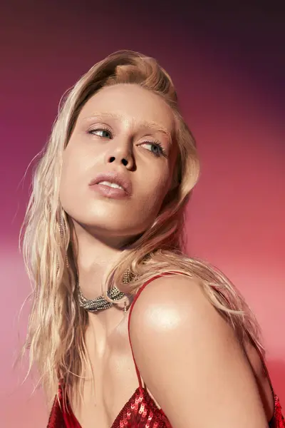 Atractiva mujer rubia con accesorios y audaz maquillaje posando sobre fondo rosa y mirando hacia otro lado — Stock Photo