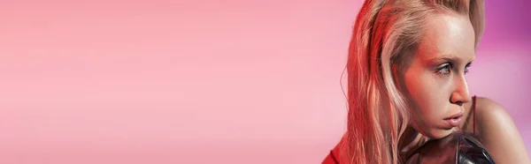 Verführerische junge weibliche Modell mit grünen Augen in Lederschuhen posiert auf rosa Hintergrund, Banner — Stockfoto