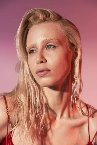Retrato de atractiva modelo femenina joven con hermosos ojos verdes posando y mirando hacia otro lado — Stock Photo