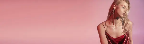 Mulher atraente com cabelos longos em vestido chique vermelho com acessórios posando em pano de fundo rosa, banner — Fotografia de Stock