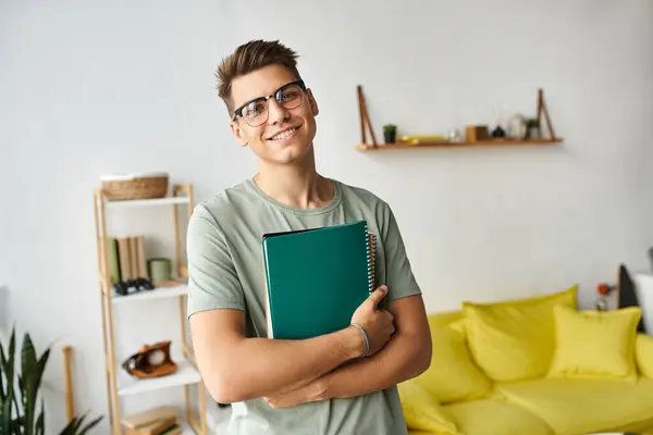 Charismatische Studentin mit braunen Haaren und Brille im Wohnzimmer mit Zetteln in der Hand — Stockfoto