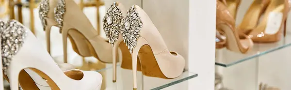 Una fila de zapatos de tacón alto cuelgan elegantemente en una pared, mostrando una exhibición de moda de calzado. - foto de stock