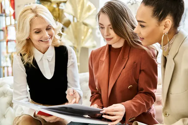 Un grupo de mujeres, incluyendo una novia joven, se dedicó a animadas discusiones y planificación en una mesa. - foto de stock