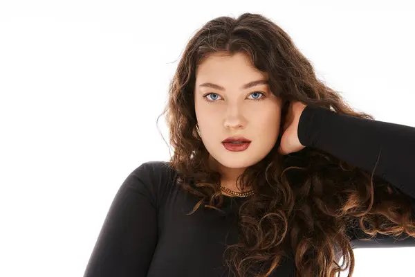 Portrait of curvy woman in her 20s with curly hair, blue eyes and hand behind head — Stock Photo