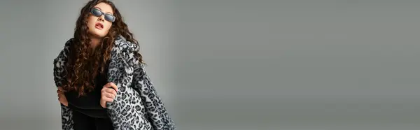 Banner of plus size woman in sunglasses leaning forward with leopard fur coat on grey background — Stock Photo