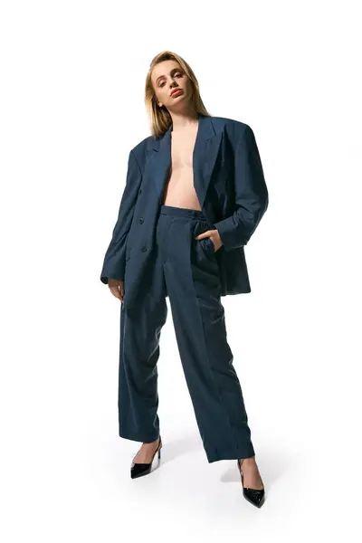 Seducente donna sexy con i capelli biondi in blu elegante giacca con tacchi alti guardando la fotocamera — Foto stock