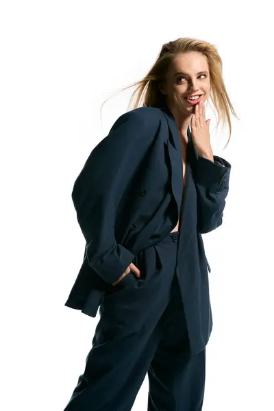 Bela mulher alegre em azul blazer elegante posando no fundo branco e olhando para longe — Fotografia de Stock