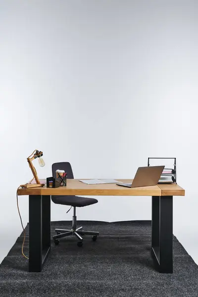 Objet photo de lieu de travail contemporain bien meublé dans le bureau avec ordinateur portable et papeterie dessus — Photo de stock