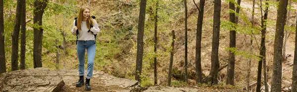 Femme blonde randonneur avec sac à dos marchant dans la forêt à la découverte de nouveaux chemins, bannière — Photo de stock