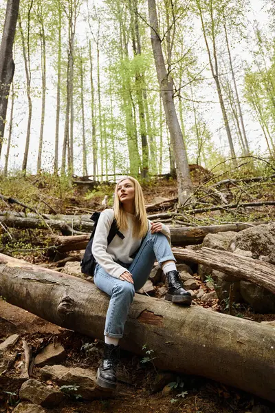 Aktive gesunde Frau beim Wandern im schönen Wald, junge blonde Wanderin beim Wandern — Stockfoto