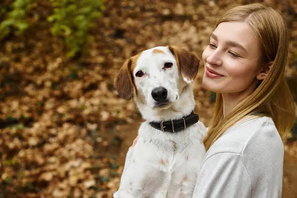 Glückliches Mädchen, das mit seinem Haustier interagiert, schaut auf Hundewanderruhe mit Berg- und Waldblick — Stockfoto