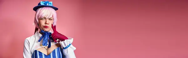 Приваблива жінка косплеєр з червоними рукавичками і синім капелюхом позує емоційно на рожевому тлі, банер — стокове фото