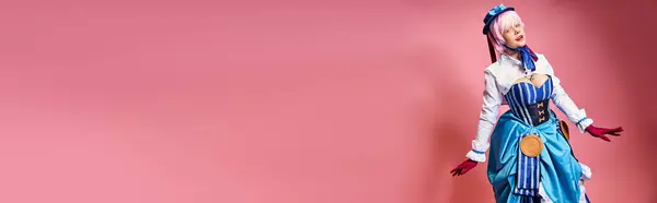 Сексуальна жінка косплеєр у блакитній шапці і яскравий одяг, дивлячись на камеру на рожевому тлі, банер — Stock Photo
