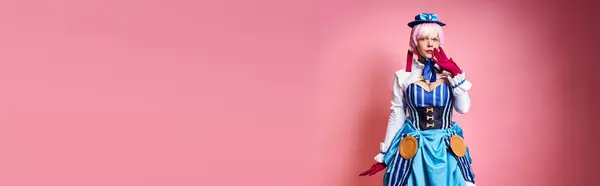 Überrascht Frau mit Hut und roten Handschuhen Cosplay Anime-Charakter und Blick in die Kamera, Banner — Stockfoto