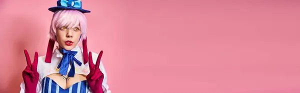 Encantadora mulher sexy cosplaying anime personagem e mostrando gesto de paz no fundo rosa, banner — Fotografia de Stock