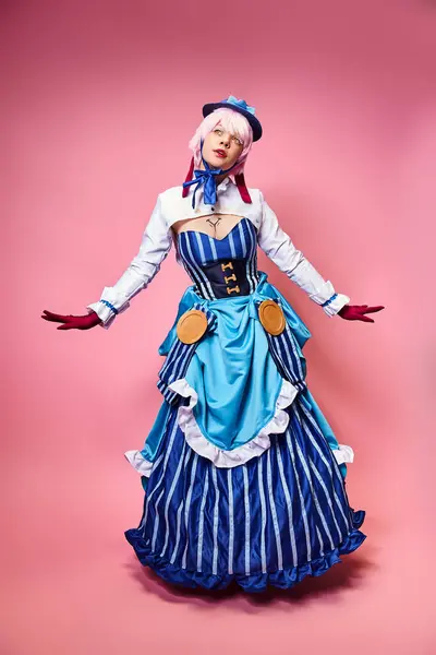 Bela mulher elegante cosplaying personagem anime bonito e olhando para o fundo rosa — Fotografia de Stock