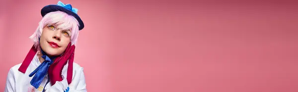 Симпатичная симпатичная женщина, играющая симпатичного аниме-персонажа и отводящая взгляд в сторону на розовом заднике, баннер — стоковое фото