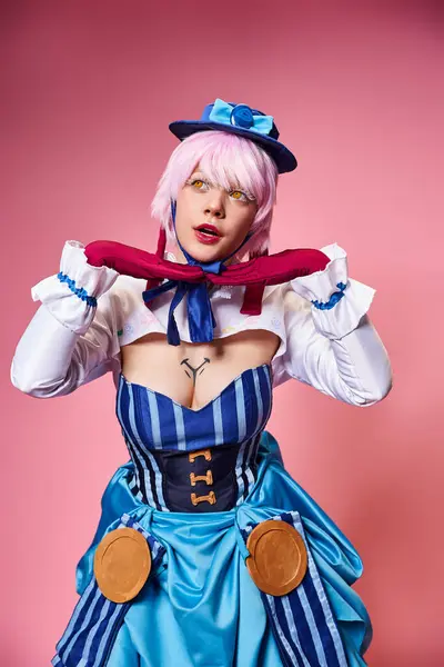 Ansprechende modische Frau Cosplay niedlichen Anime-Charakter und Blick weg auf rosa Hintergrund — Stockfoto