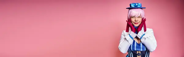 Séduisante cosplayer féminin en chapeau bleu et robe vive regardant la caméra sur fond rose, bannière — Photo de stock