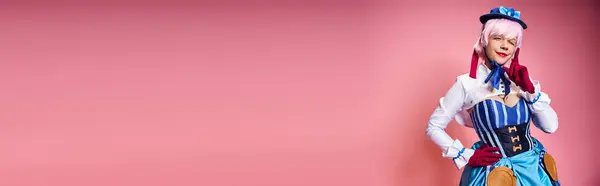 Alegre atractiva mujer cosplaying anime carácter y mirando a la cámara en rosa telón de fondo, pancarta - foto de stock