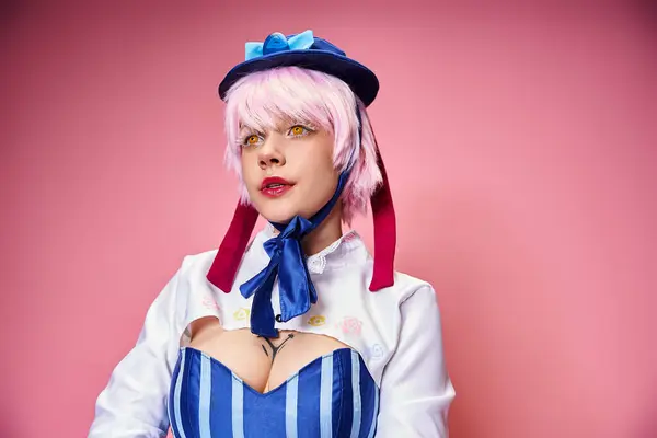 Seductora mujer de moda cosplaying lindo personaje de anime y mirando hacia otro lado en rosa telón de fondo - foto de stock