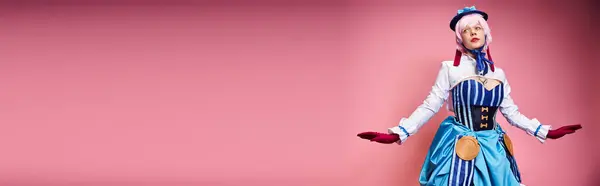 Niedliche hübsche Frau Cosplay niedlichen Anime-Charakter und wegschauen auf rosa Hintergrund, Banner — Stockfoto