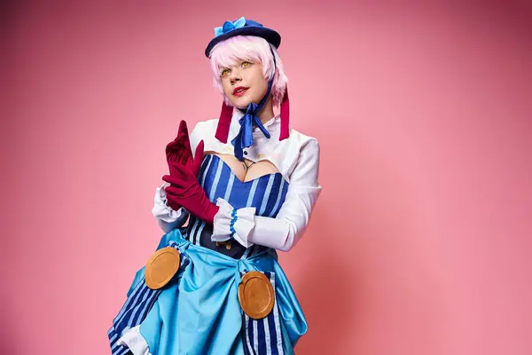 Sedutor mulher elegante cosplaying personagem anime bonito e olhando para o fundo rosa — Fotografia de Stock